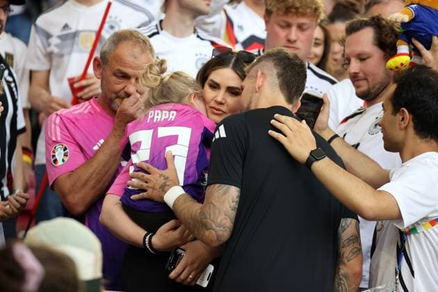 19 06 24 Germany Hungary Germany, Stuttgart, 19 06 2024, Football, UEFA Euro 2024, Germany Hungary Robert Andrich Germany with wife Alicia and daughter child
