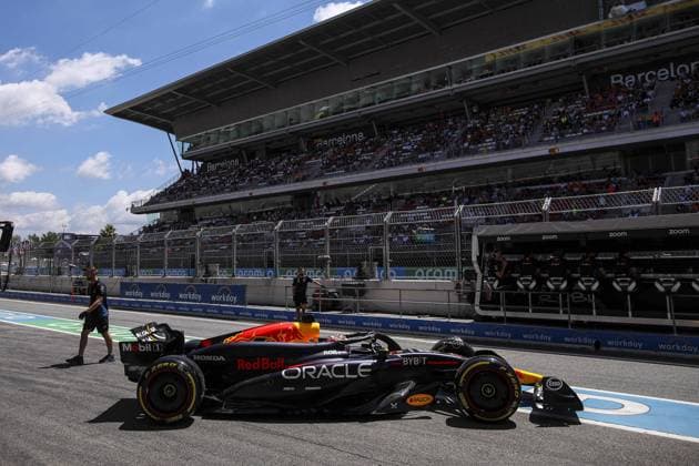 01 VERSTAPPEN Max (nld), Red Bull Racing RB20, action during the Formula 1 Aramco Gran Premio de Espana 2024, 10th round of the 2024 Formula One World Championship, WM, Weltmeisterschaft from June 21 to 23, 2024 on the Circuit de Barcelona-Catalunya, in Montmeló, Spain - F1 - SPANISH GRAND PRIX 2024 DPPI Panoramic  240622_R10_SPAGNA_DP_EA027434