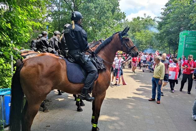 Hamburg, Germany, 22 06 2024 Volksparkstadion European Football Championship 2024, Group F, Georgia Czech Republic Fans on their way into the stadium in front of mounted police Copyright: xdtsxNachrichtenagenturx dts_41303