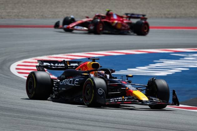 01 VERSTAPPEN Max (nld), Red Bull Racing RB20, 55 SAINZ Carlos (spa), Scuderia Ferrari SF-24, action during the Formula 1 Aramco Gran Premio de Espana 2024, 10th round of the 2024 Formula One World Championship, WM, Weltmeisterschaft from June 21 to 23, 2024 on the Circuit de Barcelona-Catalunya, in Montmeló, Spain - F1 - SPANISH GRAND PRIX 2024 DPPI Panoramic 240622_R10_SPAGNA_DP_FGOO0872