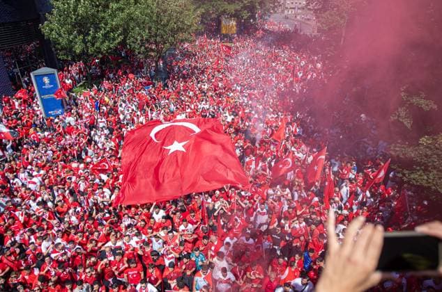 Football, Men, Season 2023 24, Euro 2024 Group F 2 Matchday in Dortmund, Turkey Portugal, Turkish fans march, 22 06 2024, Copyright: xSebastianxRäppold MatthiasxKochx