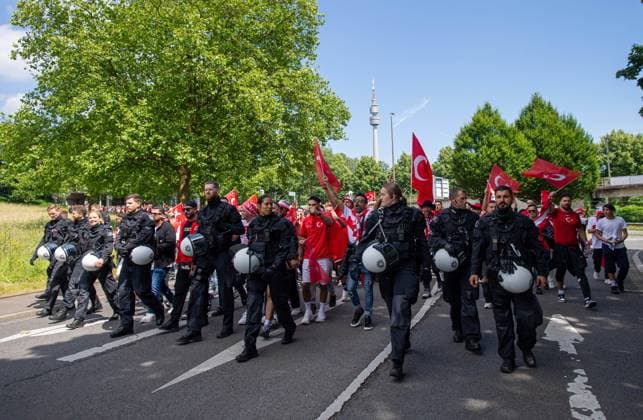 Football, Men, Season 2023 24, Euro 2024 Group F 2 Matchday in Dortmund, Turkey Portugal, Turkish fans march, 22 06 2024, Copyright: xSebastianxRäppold MatthiasxKochx