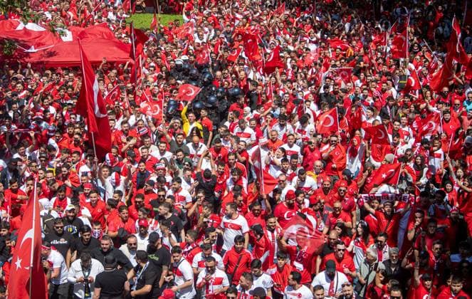 Football, Men, Season 2023 24, Euro 2024 Group F 2 Matchday in Dortmund, Turkey Portugal, Turkish fans march, 22 06 2024, Copyright: xSebastianxRäppold MatthiasxKochx