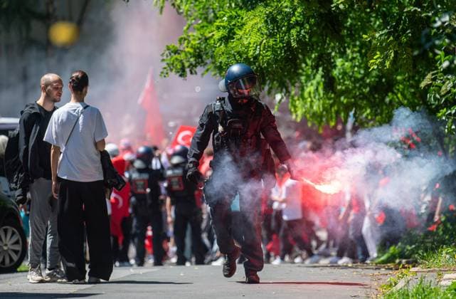 Soccer, Men, Season 2023 24, Euro 2024 Group F 2 Matchday in Dortmund, Turkey Portugal, fan march of the Turkish fans, here a policeman with Bengalo in his hand, 22 06 2024, Copyright: xSebastianxRäppold MatthiasxKochx