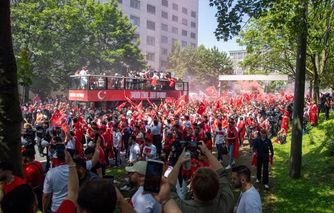 Football, Men, Season 2023 24, Euro 2024 Group F 2 Matchday in Dortmund, Turkey Portugal, Turkish fans march, 22 06 2024, Copyright: xSebastianxRäppold MatthiasxKochx