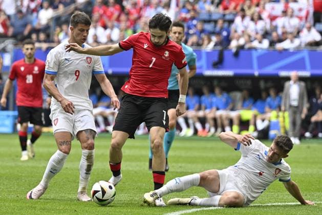 L-R Adam Hlozek (CZE), Khvicha Kvaratskhelia (GEO) and Robin Hranac (CZE) in action during the Group F match of the European Football Championship: Georgia vs Czechia, in Hamburg, Germany, on June 22, 2024. (CTKxPhoto VitxSimanek) CTKPhotoP2024062203603  CTKPhotoP2024062203603