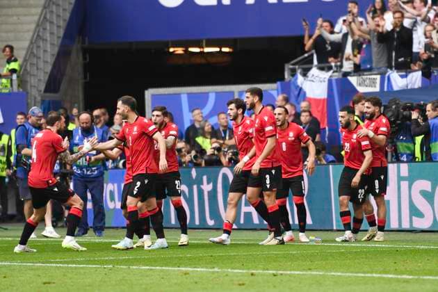 GER, Euro 2024, Group F, Georgia GEO vs Czech Republic CZE 22 06 2024, Volksparkstadion, GER, Euro 2024, Group F, Georgia GEO vs Czech Republic CZE in the picture Georges Mikautadze GEO 22 scores the 1-0 goal for Georgia from the penalty spot past goalkeeper Jindrich Stanek CZE and cheers with the team nordphotoxGmbH xWitke nph00002