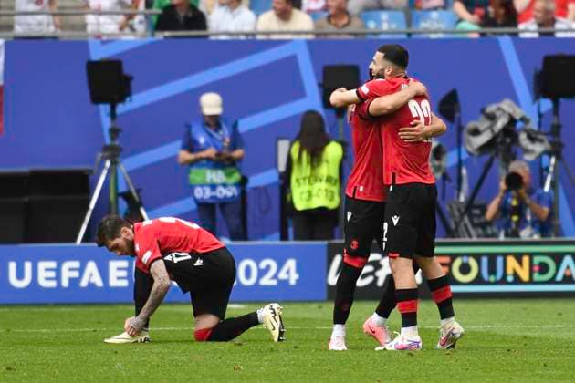 GER, Euro 2024, Group F, Georgia GEO vs Czech Republic CZE 22 06 2024, Volksparkstadion, GER, Euro 2024, Group F, Georgia GEO vs Czech Republic CZE in the picture Georges Mikautadze GEO 22 scores the 1-0 goal for Georgia from the penalty spot past goalkeeper Jindrich Stanek CZE and cheers with the team nordphotoxGmbH xWitke nph00002