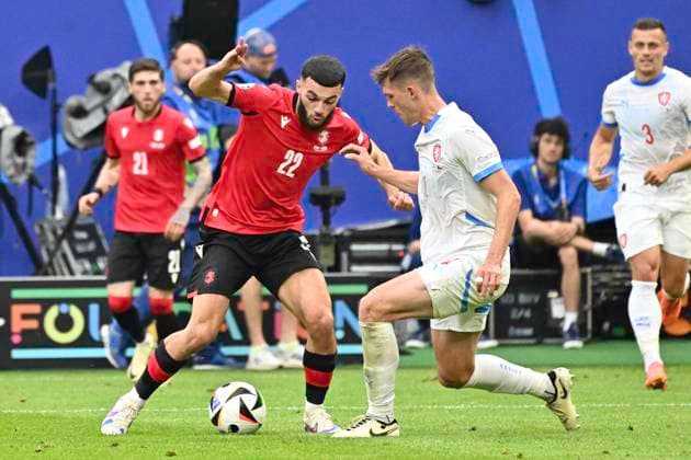 GER, Euro 2024, Group F, Georgia GEO vs Czech Republic CZE 22 06 2024, Volksparkstadion, GER, Euro 2024, Group F, Georgia GEO vs Czech Republic CZE in the picture Georges Mikautadze GEO 22 tries to assert himself against Robin Hranác CZE 04 nordphotoxGmbH xWitke nph00002