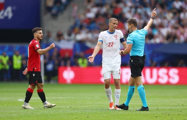 Tomas Soucek of Czech Republic complains about a decision given by referee Daniel Siebert Georgia v Czechia, UEFA European Championship, EM, Europameisterschaft 2024, Group F, Football, Volksparkstadion, Hamburg, Germany, 22 Jun 2024 EDITORIAL USE ONLY No use with unauthorised audio, video, data, fixture lists, club league logos or live services. Online in-match use limited to 120 images, no video emulation. No use in betting, games or single club league player publications.  Copyright: xKieranxMcManus Shutterstockx 14548025bl