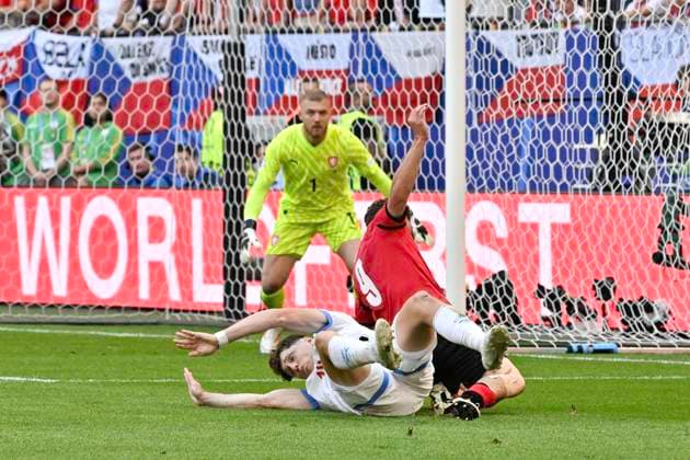 GER, Euro 2024, Group F, Georgia GEO vs Czech Republic CZE 22 06 2024, Volksparkstadion, GER, Euro 2024, Group F, Georgia GEO vs Czech Republic CZE in the picture Zuriko Davitashvili GEO 09 tries to assert herself against Ladislav Krejcí CZE 18 in front of the goal of goalkeeper Jindrich Stanek CZE 01 nordphotoxGmbH xWitke nph00002