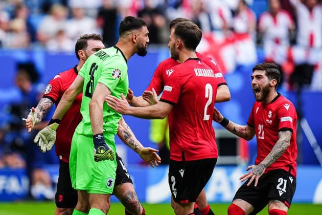 Teammates celebrate Giorgi Mamardashvili Georgia, 25 after parade GER, Georgia vs Czech Republic, European Football Championship, UEFA Euro 2024, Matchday 2, 22 06 2024 GER, Georgia vs Czech Republic, European Football Championship, UEFA Euro 2024, Matchday 2, 22 06 2024 Hamburg Copyright: xEibner-Pressefoto MarcelxvonxFehrnx EP_MFN