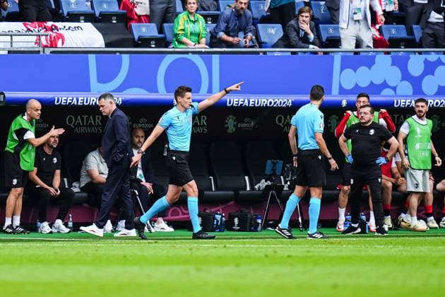 Referee Daniel Siebert awards penalty kick after handball GER, Georgia vs Czech Republic, European Football Championship, UEFA Euro 2024, match day 2, 22 06 2024 GER, Georgia vs Czech Republic, European Football Championship, UEFA Euro 2024, match day 2, 22 06 2024 Hamburg Copyright: xEibner-Pressefoto MarcelxvonxFehrnx EP_MFN