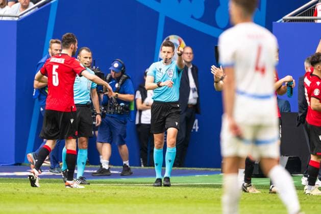 Georgia v Czechia, UEFA EURO, EM, Europameisterschaft,Fussball 2024, Hamburg, Germany Hamburg, Germany. 22nd, June 2024. Referee Daniel Siebert checks the VAR monitor and points at the penalty spot during the UEFA Euro 2024 match in Group B between Georgia and Czechia at Volksparkstadion in Hamburg. Hamburg Germany  Copyright: xGonzalesxPhoto FrederikkexJensenx