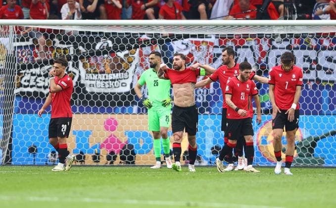 Players of Georgia show dejection after conceding a goal to make it 1-1 Georgia v Czechia, UEFA European Championship, EM, Europameisterschaft 2024, Group F, Football, Volksparkstadion, Hamburg, Germany, 22 Jun 2024 EDITORIAL USE ONLY No use with unauthorised audio, video, data, fixture lists, club league logos or live services. Online in-match use limited to 120 images, no video emulation. No use in betting, games or single club league player publications.  Copyright: xKieranxMcManus Shutterstockx 14548025cd