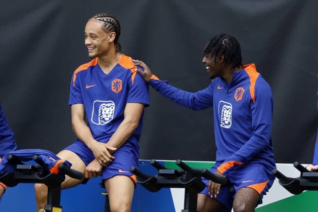 WOLFSBURG - (l-r) Xavi Simons, Jeremie Frimpong during a training session of the Dutch national team, Nationalteam at the AOK Stadium on June 22, 2024 in Wolfsburg, Germany. The Dutch national team is preparing for the group match at the European Football Championship in Germany against Austria. ANP KOEN VAN WEEL UEFA EURO, EM, Europameisterschaft,Fussball 2024 Germany 2024 xVIxANPxSportx xxANPxIVx 501768536 originalFilename: 501768536.jpg