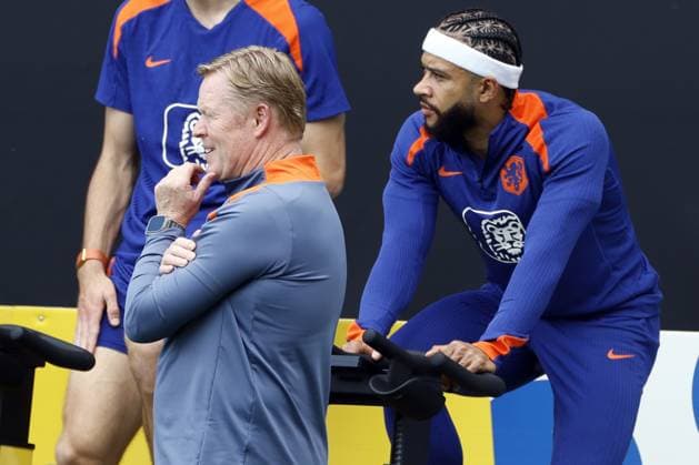 WOLFSBURG - (l-r) National coach Ronald Koeman, Memphis Depay during a training session of the Dutch national team, Nationalteam at the AOK Stadium on June 22, 2024 in Wolfsburg, Germany. The Dutch national team is preparing for the group match at the European Football Championship in Germany against Austria. ANP KOEN VAN WEEL UEFA EURO, EM, Europameisterschaft,Fussball 2024 Germany 2024 xVIxANPxSportx xxANPxIVx 501768568 originalFilename: 501768568.jpg