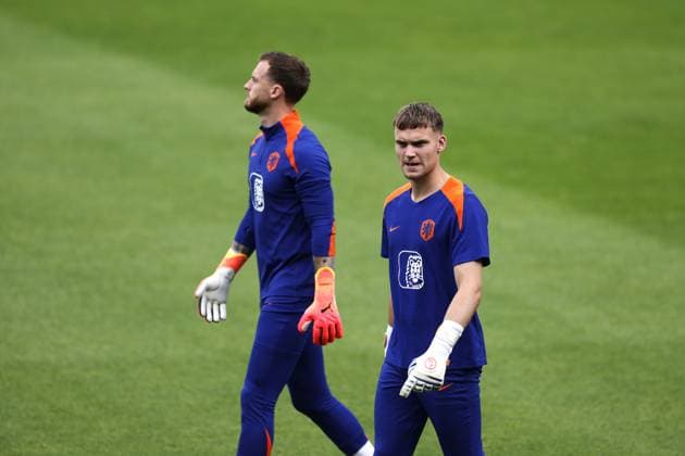 WOLFSBURG - (l-r) Mark Flokken, Bart Verbruggen during a training session of the Dutch national team, Nationalteam in the AOK Stadium on June 22, 2024 in Wolfsburg, Germany. The Dutch national team is preparing for the group match at the European Football Championship in Germany against Austria. ANP KOEN VAN WEEL UEFA EURO, EM, Europameisterschaft,Fussball 2024 Germany 2024 xVIxANPxSportx xxANPxIVx 501768607 originalFilename: 501768607.jpg