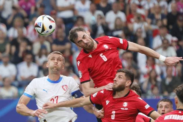 Hamburg, Germany, 22 06 2024 Volksparkstadion European Football Championship 2024, Group F, Georgia Czech Republic Tomas Soucek 22, Czech Republic in a header duel with Solomon Kwirkwelia 5, Georgia , who is leaning on his teammate Lascha Dwali 3 Copyright: xdtsxNachrichtenagenturx dts_41369