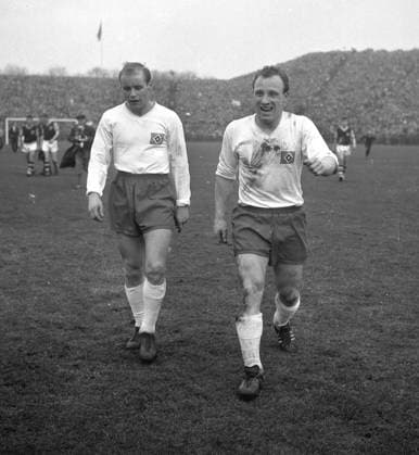 Archivbilder der Woche SPORT KW25 Europapokal der Landesmeister, 1960 1961, Viertelfinale Hamburger SV - FC Burnley 4:1 15.03.1961 Gert -Charly- Dörfel und Uwe Seeler gehen vom Platz *** European Champion Clubs Cup, 1960 1961, quarter-final Hamburger SV FC Burnley 4 1 15 03 1961 Gert Charly Dörfel and Uwe Seeler leave the pitch HM