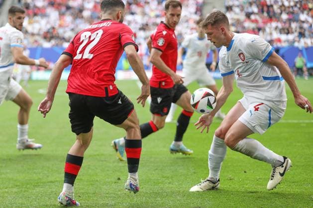 Hamburg, Germany, 22 06 2024 Volksparkstadion European Football Championship 2024, Group F, Georgia Czech Republic Georges Mikautadze 22, Georgia in duel with Robin Hranac 4, Czech Republic Copyright: xdtsxNachrichtenagenturx dts_41362