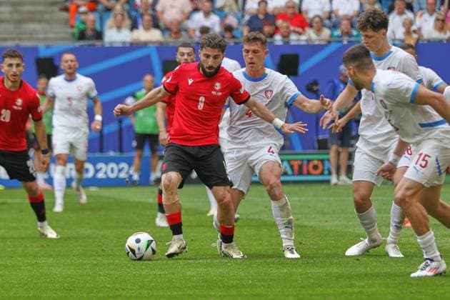 Hamburg, Germany, 22 06 2024 Volksparkstadion European Football Championship 2024, Group F, Georgia Czech Republic Suriko Davitashvili 9, Georgia shields the ball from Robin Hranac 4, Czech Republic Copyright: xdtsxNachrichtenagenturx dts_41361