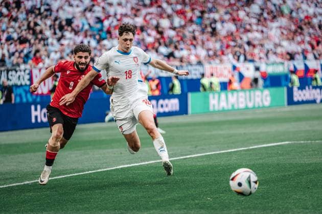 Soccer Men UEFA European Football Championship 2024 Group F Georgia v Czech Republic 22 06 2024 v l Zuriko Davitashvili 9, Georgia is separated from the ball by Ladislav Krejci 18, Czech Republic Hamburg Volksparkstadion Hamburg Germany