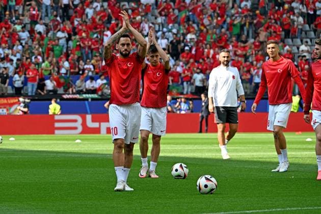22 06 2024, xsltx, Football EM 2024, Turkey Portugal emspor, v l Hakan Calhanoglu Turkey Turkey Warmup warm up Warm up before the match DFL DFB REGULATIONS PROHIBIT ANY USE OF PHOTOGRAPHS as IMAGE SEQUENCES and or QUASI VIDEO Dortmund