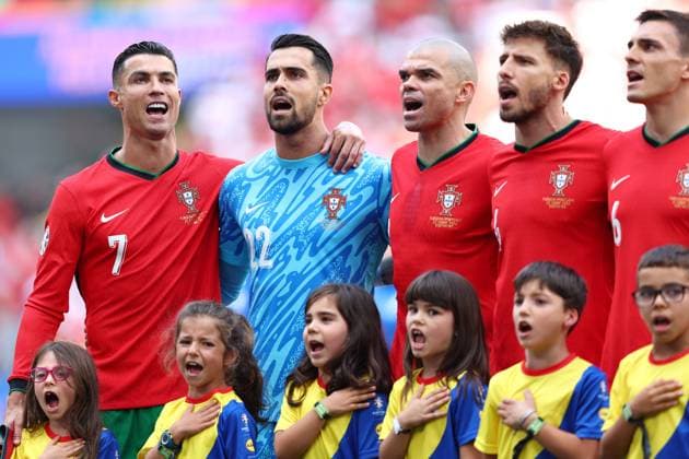 Türkei gegen Portugal 22. Juni 2024, Dortmund UEFA EURO Gruppe F Türkei gegen Portugal Cristiano Ronaldo (Portugal, links) singt die Nationalhymne zusammen mit dem portugiesischen Torwart Diego Costa, Pepe (Portugal, links), Ruben Dias (Portugal, rechts) und Joao Palhinha (Portugal, rechts).  Copyright: xCharlottexWilsonx xOffsidexOffside