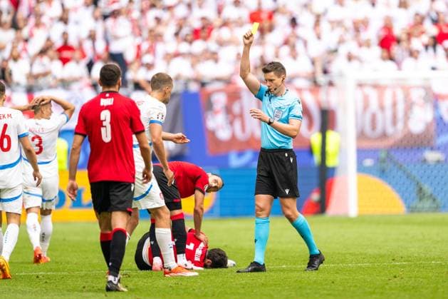 Georgia v Czechia, UEFA EURO, EM, Europameisterschaft,Fussball 2024, Hamburg, Germany Hamburg, Germany. 22nd, June 2024. Referee Daniel Siebert books Tomas Soucek (22) of Czechia during the UEFA Euro 2024 match in Group B between Georgia and Czechia at Volksparkstadion in Hamburg. Hamburg Germany  Copyright: xGonzalesxPhoto FrederikkexJensenx