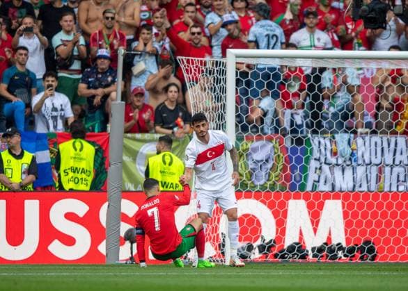 Football, Men, Season 2023 24, Euro 2024 Group F 2 Matchday in Dortmund, Turkey Portugal, v l Cristiano Ronaldo Portugal , Samet Akaydin Turkey , 22 06 2024, Copyright: xSebastianxRäppold MatthiasxKochx