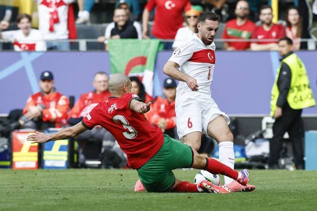DORTMUND, Signal Iduna Park, 22-06-2024 , European Football Championship Euro2024, Group stage match no.23 between Turkiye and Portugal. (L-R) Portugal player Pepe, Turkiye player Orkun Kokcu Turkiye - Portugal (Euro2024)  x25565378x Copyright: