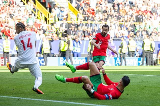 Football - UEFA EURO, EM, Europameisterschaft,Fussball 2024 - Group F - Turkey v Portugal DORTMUND, GERMANY - Saturday, June 22, 2024: Portugal s Bernardo Silva scores the first goal during the UEFA Euro 2024 Group F match between Turkey and Portugal at the Westfalenstadion. (Photo by David Rawcliffe Propaganda) DORTMUND Westfalenstadion NORTH RHINE-WESTPHALIA GERMANY  Copyright: xDavidxRawcliffex P2024-06-22-Turkey_Portugal-4