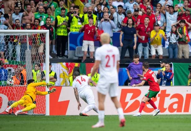 Football, Men, Season 2023 24, Euro 2024 Group F 2 Matchday in Dortmund, Turkey Portugal, Bernardo Silva r , Portugal scores the goal for 1 0 against goalkeeper Altay Bayindir Turkey , 22 06 2024, Copyright: xSebastianxRäppold MatthiasxKochx