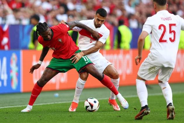 Türkei - Portugal 22. Juni 2024, Dortmund UEFA EUROs Gruppe F Türkei - Portugal Rafael Leao (Portugal) kämpft mit Zeki Celik (Türkei) Foto Charlotte Wilson Abseits Dortmund Deutschland  Copyright: xCharlottexWilsonx xOffsidexOffside