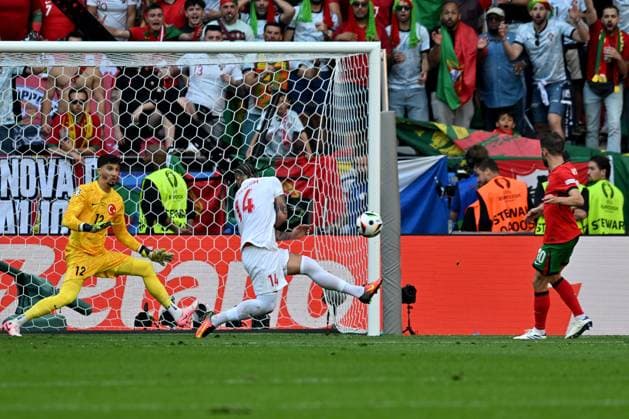 22 06 2024, xsltx, Football EM 2024, Turkey Portugal emspor, v l Bernardo Mota Veiga de Carvalho E Silva Portugal scores the goal 0 1 Altay Bayindir Turkey Turkey Abdulkerim Bardakci Turkey Turkey DFL DFB REGULATIONS PROHIBIT ANY USE OF PHOTOGRAPHS as IMAGE SEQUENCES and or QUASI VIDEO Dortmund