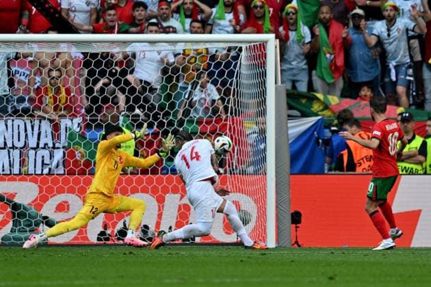 22 06 2024, xsltx, Football EM 2024, Turkey Portugal emspor, v l Bernardo Mota Veiga de Carvalho E Silva Portugal scores the goal 0 1 Altay Bayindir Turkey Turkey Abdulkerim Bardakci Turkey Turkey DFL DFB REGULATIONS PROHIBIT ANY USE OF PHOTOGRAPHS as IMAGE SEQUENCES and or QUASI VIDEO Dortmund
