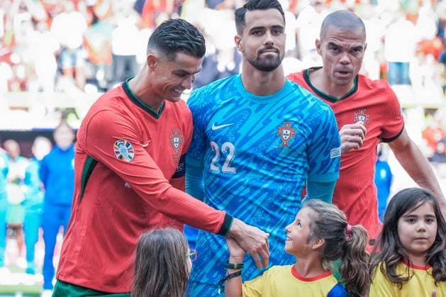EURO 2024 - Matchday 2, Group F: Turkiye vs. Portugal Cristiano Ronaldo and a little girl share an adorable moment before the EURO 2024 Matchday 2, Group F match between Turkiye and Portugal on 22 June 2024, at BVB Stadion Dortmund, in Dortmund, Germany Dortmund BVB Stadion Dortmund Germany Copyright: xAlexandraxFechetex _ADR2260