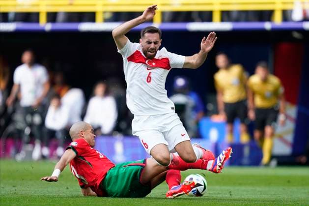 GER: Turkiye v Portugal. UEFA EURO, EM, Europameisterschaft,Fussball 2024 Kleper Laveran Lima Ferreira Pepe of Portugal and Orkun Kokcu of Turkiye during the UEFA Euro 2024 match between Turkiye and Portugal, Group F, date 2, played at Signal Iduna Park stadium on June 22, 2024 in Dortmund, Germany. kpng Copyright: xSergioxRuizx xPRESSINPHOTOx PS_240622_TUR_POR_031