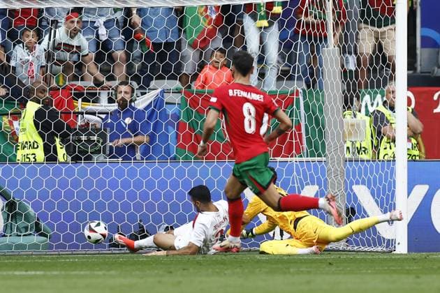 DORTMUND, Signal Iduna Park, 22-06-2024 , European Football Championship Euro2024, Group stage match no.23 between Turkiye and Portugal. (L-R) Turkiye player Zeki Celik, Turkiye goalkeeper Altay Bayindir, Turkiye player Samet Akaydin scores own goal 0-2 Turkiye - Portugal (Euro2024)  x25565636x Copyright: