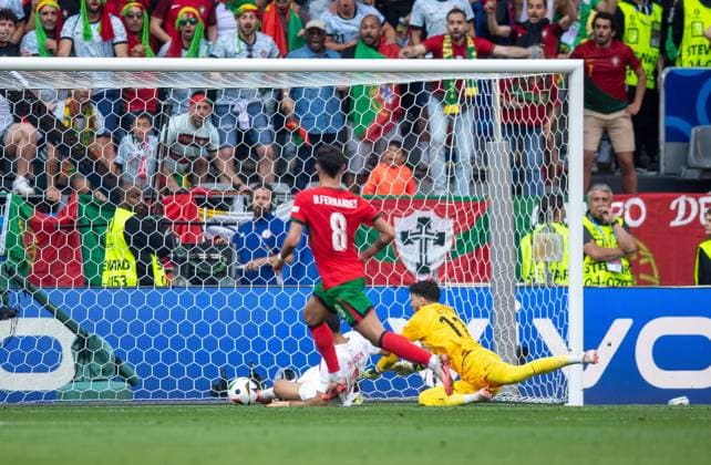 Football, Men, Season 2023 24, Euro 2024 Group F 2 Matchday in Dortmund, Turkey Portugal, Samet Akaydin not in the picture, Turkey scores the goal to 0 2 against Zeki Celik Turkey and goalkeeper Altay Bayindir Turkey , in front Bruno Fernandes Portugal , 22 06 2024, Copyright: xSebastianxRäppold MatthiasxKochx