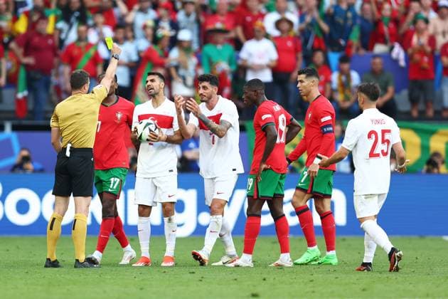 Türkei gegen Portugal 22. Juni 2024, Dortmund UEFA EUROs Gruppe F Türkei gegen Portugal Schiedsrichter Felix Zwayer zeigt eine gelbe Karte Foto Charlotte Wilson Abseits Dortmund Deutschland  Copyright: xCharlottexWilsonx xOffsidexOffside