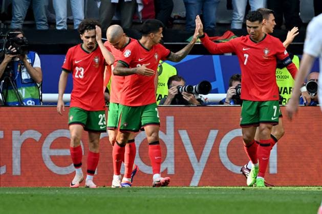 22 06 2024, xsltx, European Football Championship 2024, Turkey Portugal emspor, v l Goal celebration after the own goal to 0 1 by Bernardo Mota Veiga de Carvalho E Silva Portugal DFL DFB REGULATIONS PROHIBIT ANY USE OF PHOTOGRAPHS as IMAGE SEQUENCES and or QUASI VIDEO Dortmund