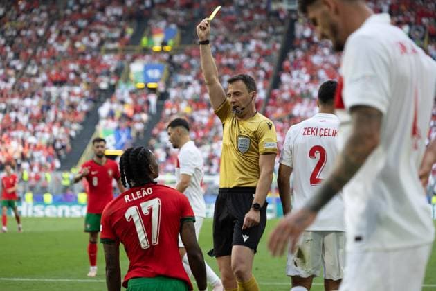 Football - UEFA EURO, EM, Europameisterschaft,Fussball 2024 - Group F - Turkey v Portugal DORTMUND, GERMANY - Saturday, June 22, 2024: Referee Felix Zwayer shows Portugal s Rafael Leao a yellow card for diving during the UEFA Euro 2024 Group F match between Turkey and Portugal at the Westfalenstadion. (Photo by David Rawcliffe Propaganda) DORTMUND Westfalenstadion NORTH RHINE-WESTPHALIA GERMANY  Copyright: xDavidxRawcliffex P2024-06-22-Turkey_Portugal-23