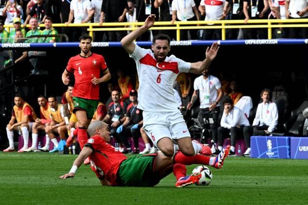22 06 2024, xsltx, Football EM 2024, Turkey Portugal emspor, v l Pepe Portugal Orkun Kökcü Turkey Turkey duel, action, action, battle for the ball DFL DFB REGULATIONS PROHIBIT ANY USE OF PHOTOGRAPHS as IMAGE SEQUENCES and or QUASI VIDEO Dortmund