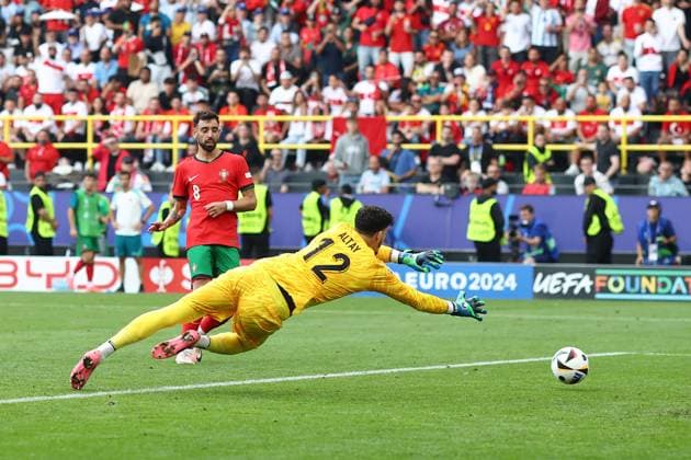 Türkei gegen Portugal 22. Juni 2024, Dortmund UEFA EUROs Gruppe F Türkei gegen Portugal Bruno Fernandes von Portugal erzielt das 3. Tor Foto Charlotte Wilson Abseits Dortmund Deutschland  Copyright: xCharlottexWilsonx xOffsidexOffside