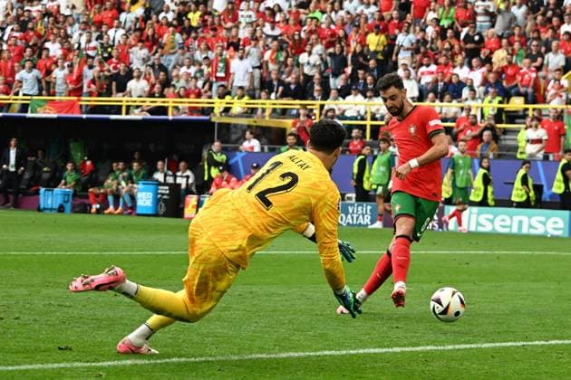 22 06 2024, xsltx, Football EM 2024, Turkey Portugal emspor, v l Bruno Miguel Bonges Fernandes Portugal scores the goal 0 3 Altay Bayindir Turkey Turkey DFL DFB REGULATIONS PROHIBIT ANY USE OF PHOTOGRAPHS as IMAGE SEQUENCES and or QUASI VIDEO Dortmund
