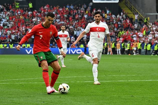 22 06 2024, xsltx, Football EM 2024, Turkey Portugal emspor, v l submission Assist by Cristiano Ronaldo Portugal before the goal to 0 3 by Bruno Miguel Bonges Fernandes Portugal DFL DFB REGULATIONS PROHIBIT ANY USE OF PHOTOGRAPHS as IMAGE SEQUENCES and or QUASI VIDEO Dortmund