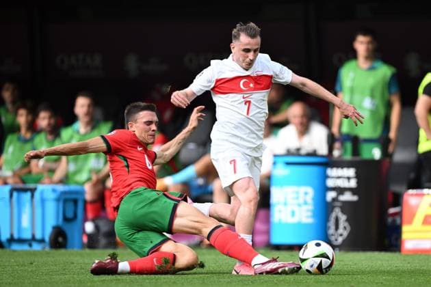 Dortmund - (l-r) Joao Palhinha of Portugal, Kerem Akturkoglu of Turkey during the UEFA EURO, EM, Europameisterschaft,Fussball 2024 group F match between Turkey and Portugal at BVB Stadium Dortmund on June 22, 2024 in Dortmund, Germany. ANP Hollandse Hoogte UEFA EURO 2024 2024 xVIxANPxSportx xGerritxvanxKeulenxIVx 501780551 originalFilename: 501780551.jpg