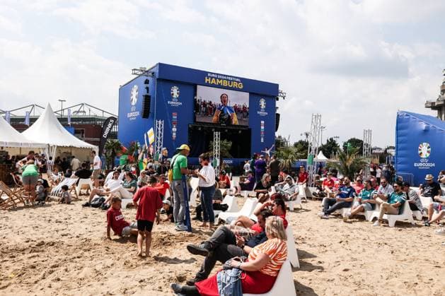 Sport, Soccer, UEFA EURO 2024 Group F 2 Matchday Georgia Czech Republic 22 06 2024, Fan Zone Heiligengeistfeld Beach Club with Public Viewing in the fan zone at Heiligengeistfeld in Hamburg, Fans watch the match Georgia vs Czech Republic Hamburg Fanzone Heiligengeistfeld Hamburg Germany